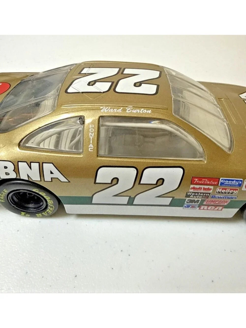 Ward Burton #22 MBNA Gold 1997 Pontiac Grand Prix 1:24 NASCAR Diecast Car